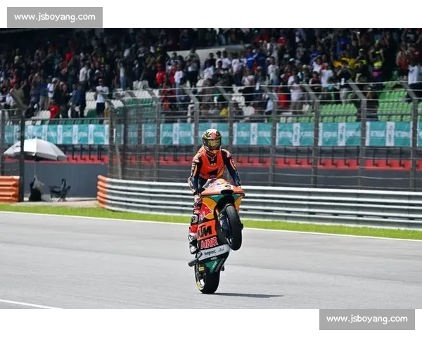 Moto3 马来西亚站出场圈事故:两车手送医,赛事紧急缩减 Moto3 马来西亚站出场圈事故:两车手送医,赛事紧急缩减