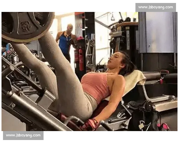 两小伙围观健身美女,结局反转太解气 两小伙围观健身美女,结局反转太解气